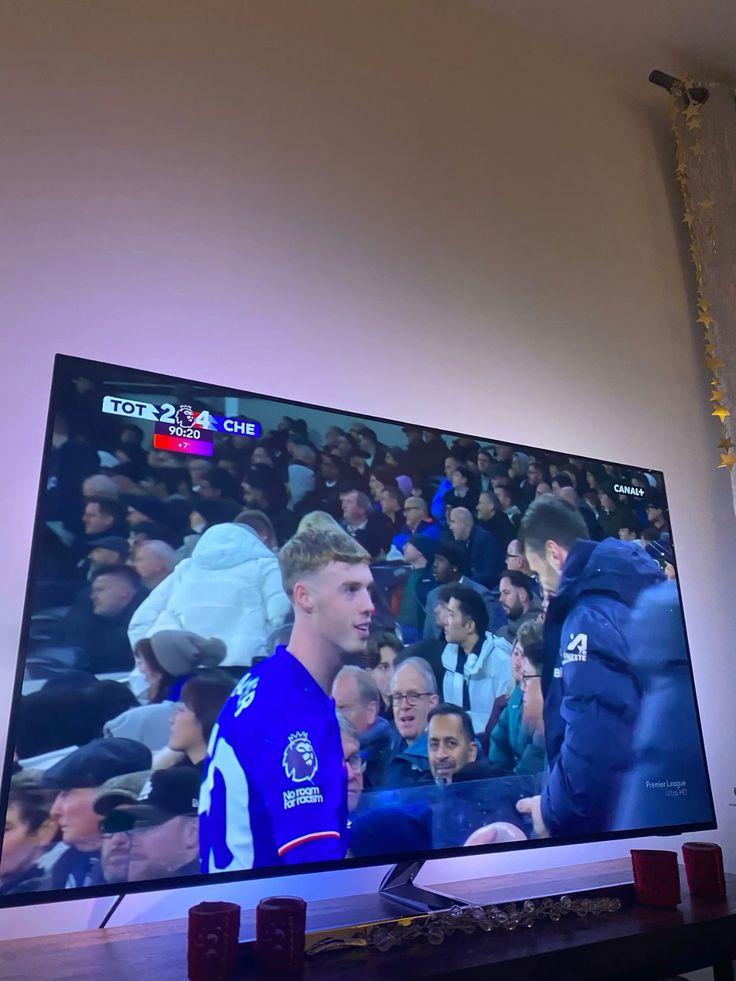 Foto real de cliente Michael K. viendo IPTV en Smart TV