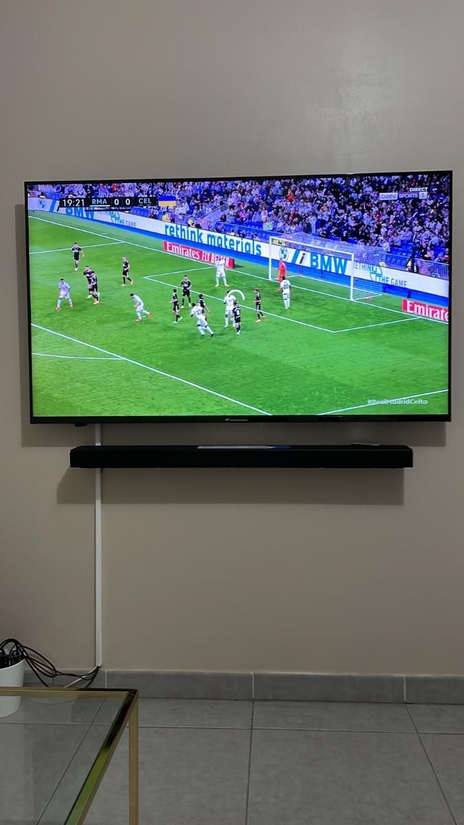 Foto de la clienta Luisa B. viendo cine bajo demanda en Smart TV